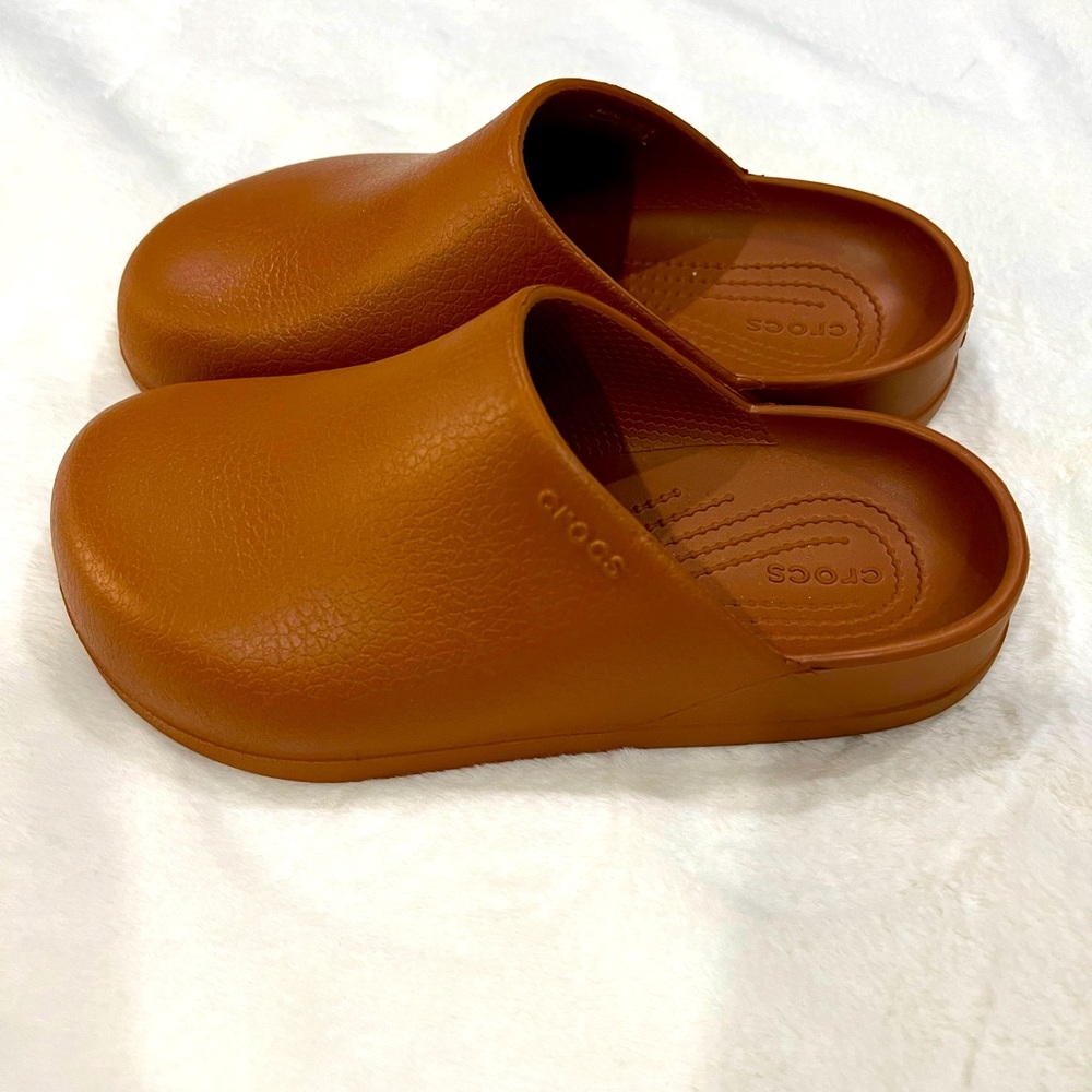 Women’s size 7 crocs Dylan cognac NWOT light brown men’s size 5